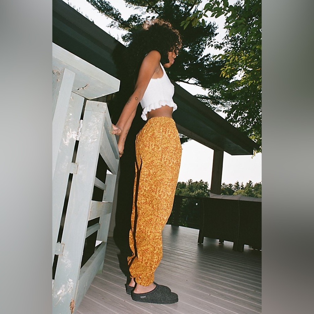 Urban Outfitters UO Penelope Women’s Yellow
Corduroy Floral Joggers Size S
